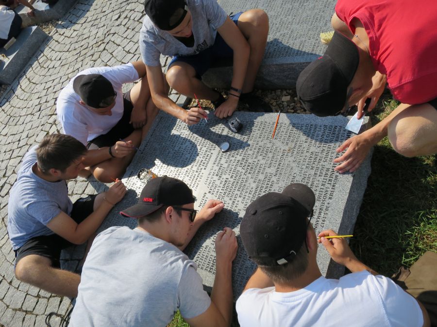 Gemeinsam für ein friedlich-tolerantes Miteinander – Teilnehmer eines Workcamps bei der gemeinsamen Arbeit